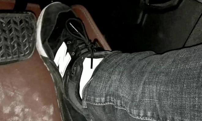 凯发K8在线平台官方网站驾驶手动挡汽车起步时一边松离合一边踩油门会伤车么？